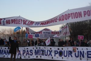 Une manifestation contr ele mariage pour tous devant la salle Semlprun.