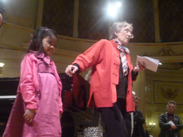 Françoise Thinat et la lauréate Maya Intha Amnouay.
