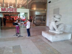 Devant le musée des Beaux-arts à Orléans.