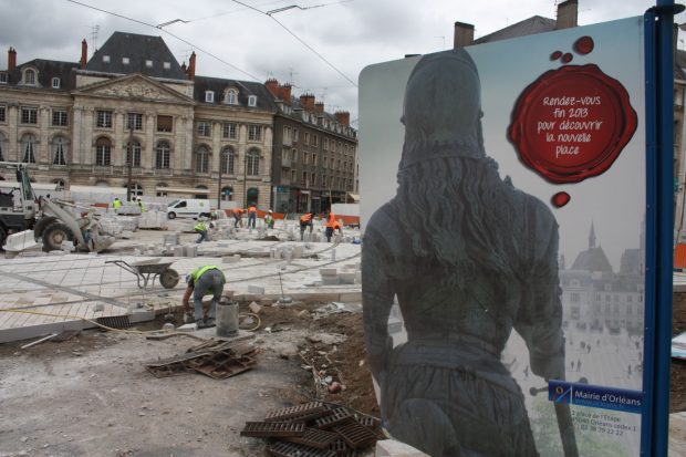 Après avoir délivré Orléans des Anglais, Jeanne d'Arc espère bien délivrer la place du Martroi de ses turpitudes.