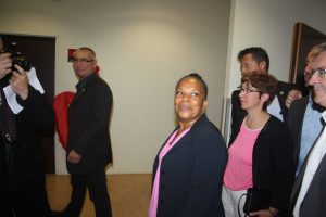 A son arrivée à la salle des fêtes.