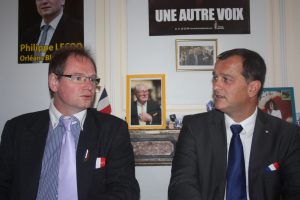 Louis Alliot numéro deux du FN à droite aux côtés du candidat, Philippe Lecoq.