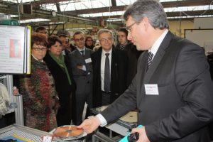 Le directeur de l'usine explique à Martine Aubry et aux responsables politiques régionaux le processus de production.