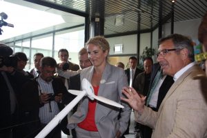 Marc Vergnet explique le fonctionnement de ses éoliennes "spécial tornade" à Mme Batho. (archive).