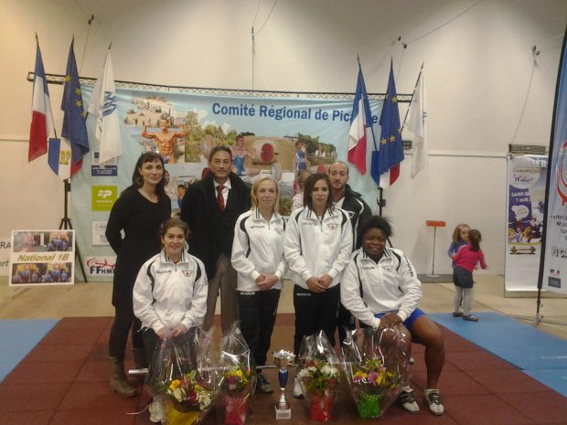 debout:Emmanuelle AMLOUKA Présidente/Antoine LUCIANO, arbitre national/BOURGE Christine/Atenery HERNANDEZ MARTIN/Mostapha AMLOUKA, entraîneur et directeur sportf, Assise en bas a gauche: Mylene CAUMON et assise à droite Madeleine SIELANOU YAMECHI