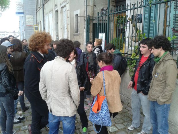 La foule devant la Galerie Quai 56