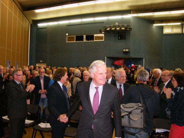 Michel Barnier  à son arrivée salle Yvremont.