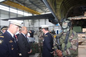 Jean-Yves Le Drian à Bricy avec les forces spéciales. (archives).