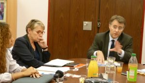 Béatrice Undoldami, Nathalie Kerrien et Serge Grouard devant la presse.