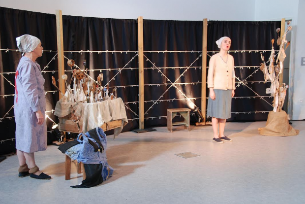 Roselyne Sarazin et Christelle Tarry au cours de la représentation de Une opérette à Ravensbrück au lycée Sainte Marie à Bourges vendredi dernier. (Photo Fabrice Tixier)