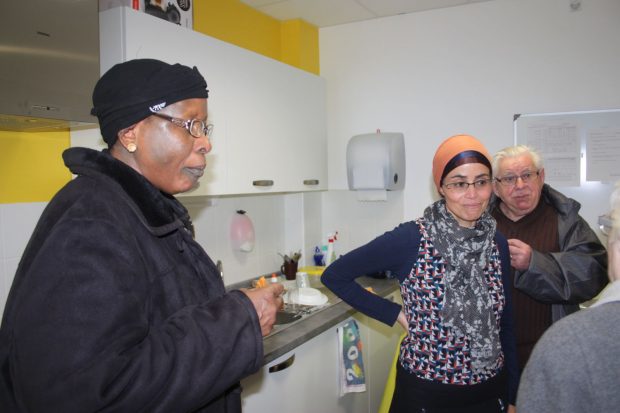 Le docteur Bouraqui (au centre) avec des patients du quartier.