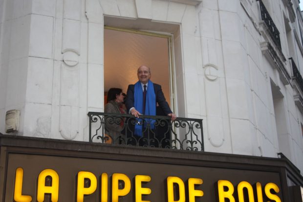 Alain Juppé à la fenêtre d'un des plus vieux café d'Orléans.