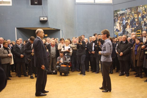 Alain Juppé en dialogue avec une militante à Olivet (Loiret).