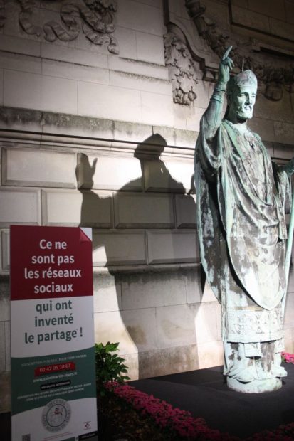 Dans la cour de l’hôtel de ville, Saint-Martin attend la générosité des Tourangeaux.