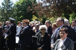 Le maire adjoint d'Orléans, Olivier Carré, entre les deux soeurs Hélène et Catherine Zay.