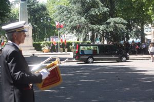 L'arrivée du cercueil transportant les cendres de Jean Zay devant le monument aux morts.