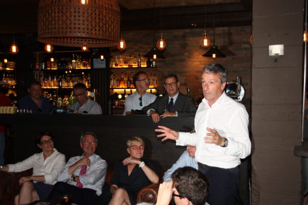 Au Blend, à Orléans, réunion-bar avec les amis de l'UDI, Florent Montillot entouré de Nathalie Kerrien et d'Alexandrine Leclerc. 