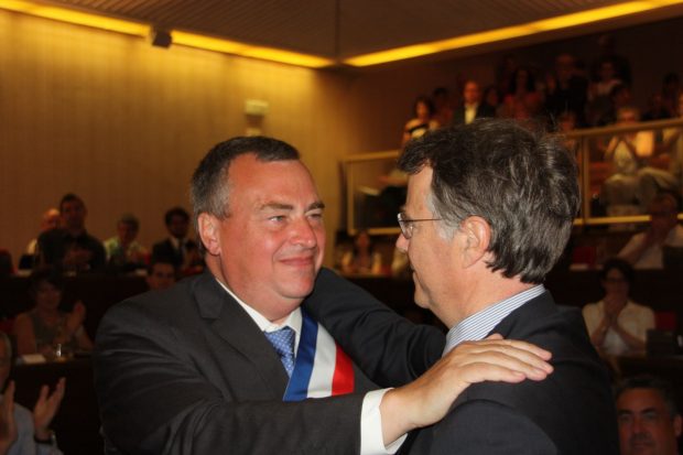 Un passage d'écharpe tricolore émouvant.