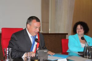 Le nouveau maire, sous l'oeil de Muriel Sauvegrain.