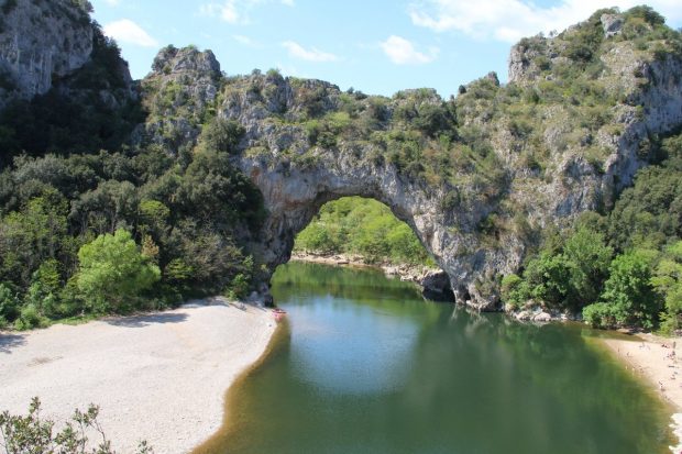 A Pont-d'Arc, la fameuse arc haute de 55 m.