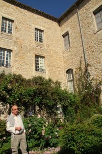Jacques Lextreyt dans la cour intérieure du palais des Evêques