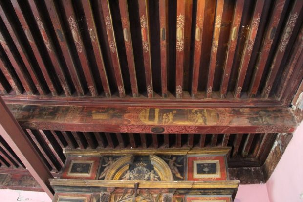 Palais des Evêques, plafond peint dans la chambre dite Mazarin