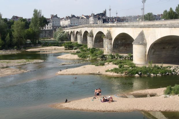 La Loire à Orléans en juillet.