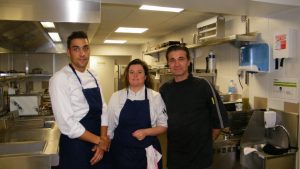 les responsiable de la cuisine : le pâtissier Valentin Fourmont ; la seconde Clotilde Gaspard et le chef Laurent Lachat