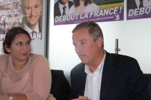 Nicolas Dupont-Aignan avec Alix Penloup à Orléans lors des Régionales de 2015 