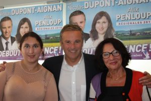 Nicolas Dupont-Aignan avec Alix Penloup et Catherine de Metz (Loiret).