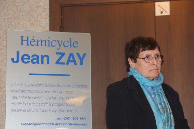 Hélène Mouchard Zay devant la dédicace à son père Jean Zay.
