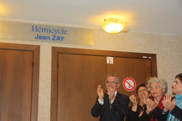 La plaque as été dévoilée jeudi matin avant la session.