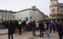 La République est en berne mais “ne ferme pas” La République est en berne mais “ne ferme pas”