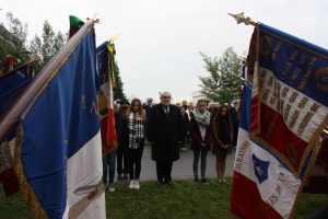 Le secrétaire d'Etat devant la plaque aux tsiganes.