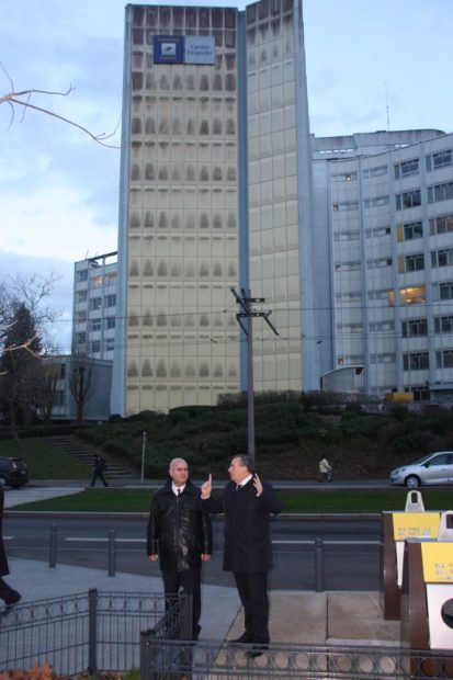 Devant l'immeuble des chèques postaux, le symbole à sauver.