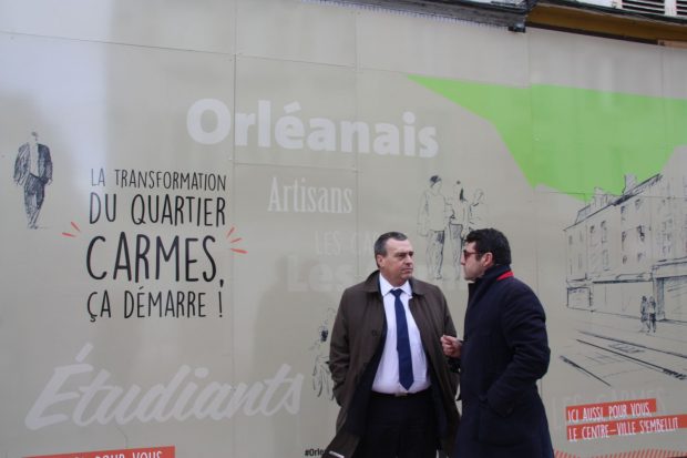 Olivier Carré et l'adjoint à la tranquillité publique, Olivier Geffroy dans le quartier des Carmes. 