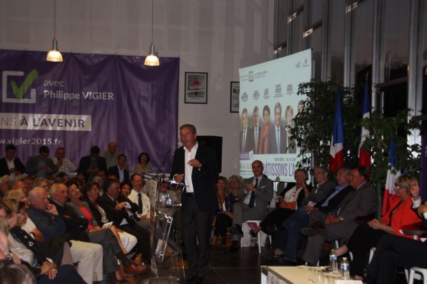 Philippe Vigier à Vendôme durant la campagne des régionales.