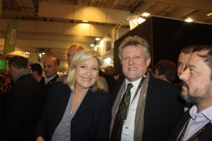 Marine Le Pen a été cornaqué sur le Salon par Philippe Loiseau (FN-Eure-et-Loir).