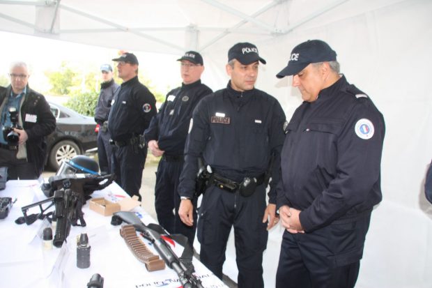 Les policiers et leur nouveau matériel.