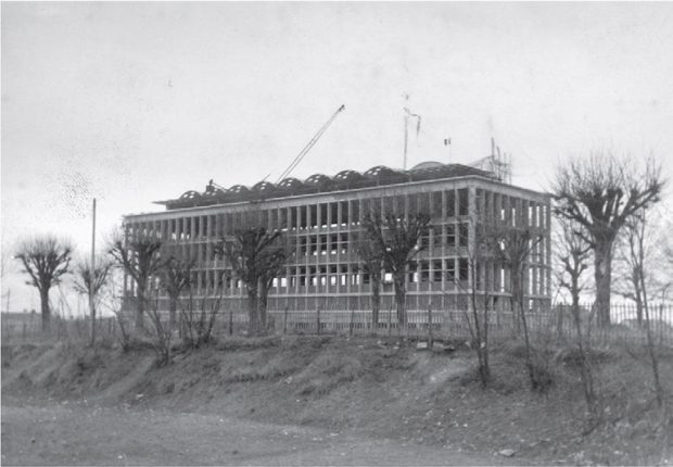Bâtiment Sandoz en construction 1951, (photo de Jean Tschumi, © Archives Novartis, Fond Sandoz, Bâle)