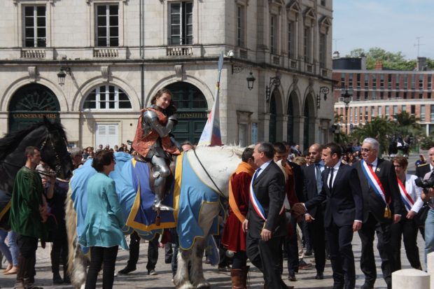 Emmanuel Macron et Olivier Carré saluent Jeanne 2016.