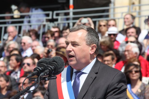 Olivier Carré lors de son discours devant la cathédrale.