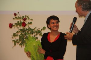 Najat Vallaud-Belkacem fleurie à l'issue du colloque ici avec Jean-Loup Salzmann.