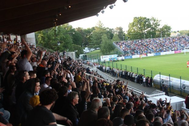 Trois tribunes du stade de la Source  bondées.