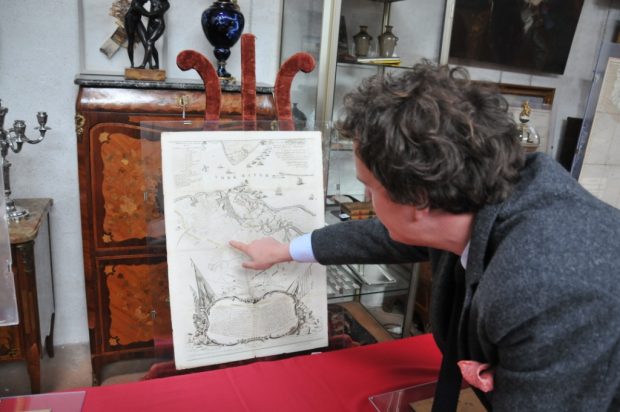 Aymeric Rouillac et une des cartes de la collection Rochambeau.