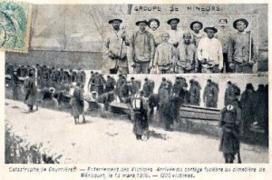 Carte-postale-enterrement-victimes-400x264
