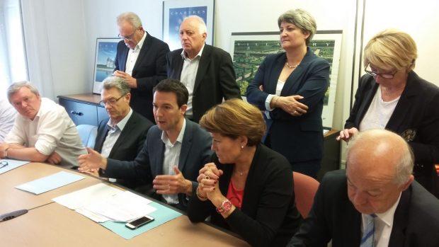 Guillaume Peltier et les élus de l'Union de la droite et du centre (UDC).