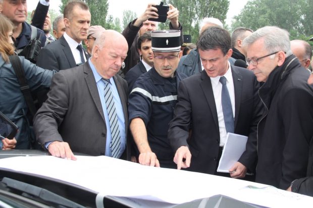 Manuel Valls se fait expliquer la situation par Jean-Pierre Door et le patron des pompiers du Loiret.