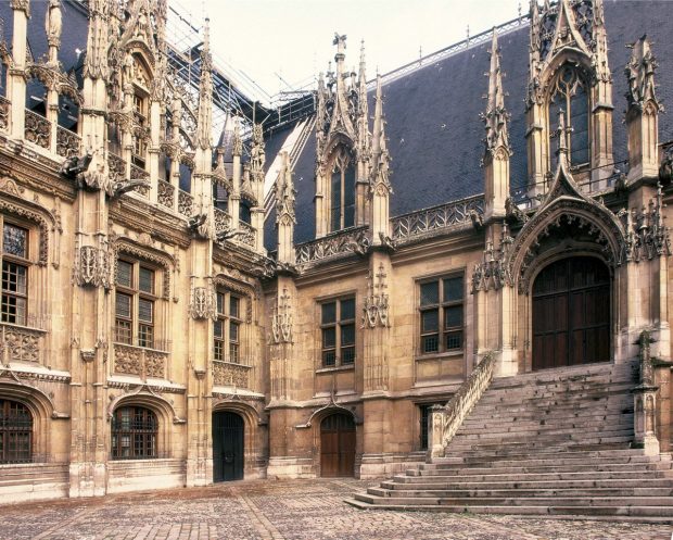 Palais de justice de Rouen - Cour d'appel - La Maison Sublime se situe sous le grand escalier ©editions point de vue - Eliot Rioland