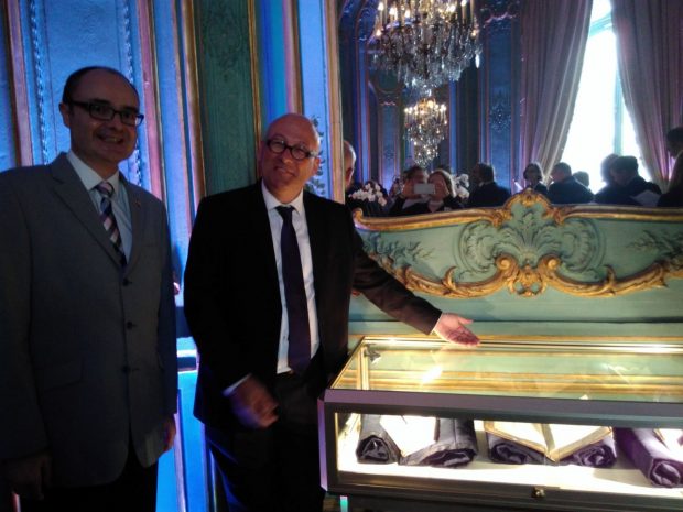 J. Danard et B. Guignard (de g. à d.) près de la vitrine contenant les 3 ouvrages